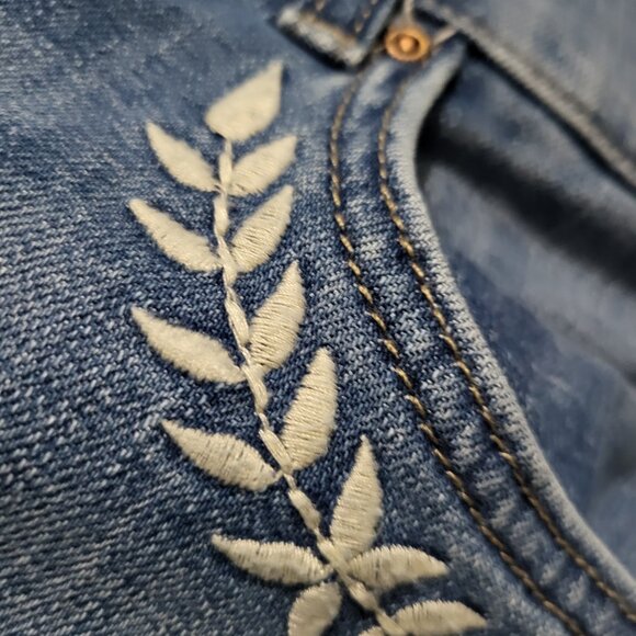 LEE Embroidered Girlfriend Jeans Sz 8 - Picture 5 of 6